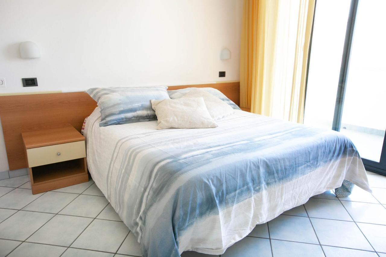 Residence Villa Dei Pini Rimini Eksteriør billede