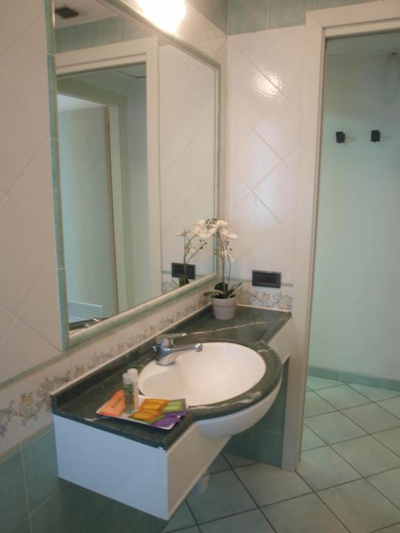 Residence Villa Dei Pini Rimini Eksteriør billede