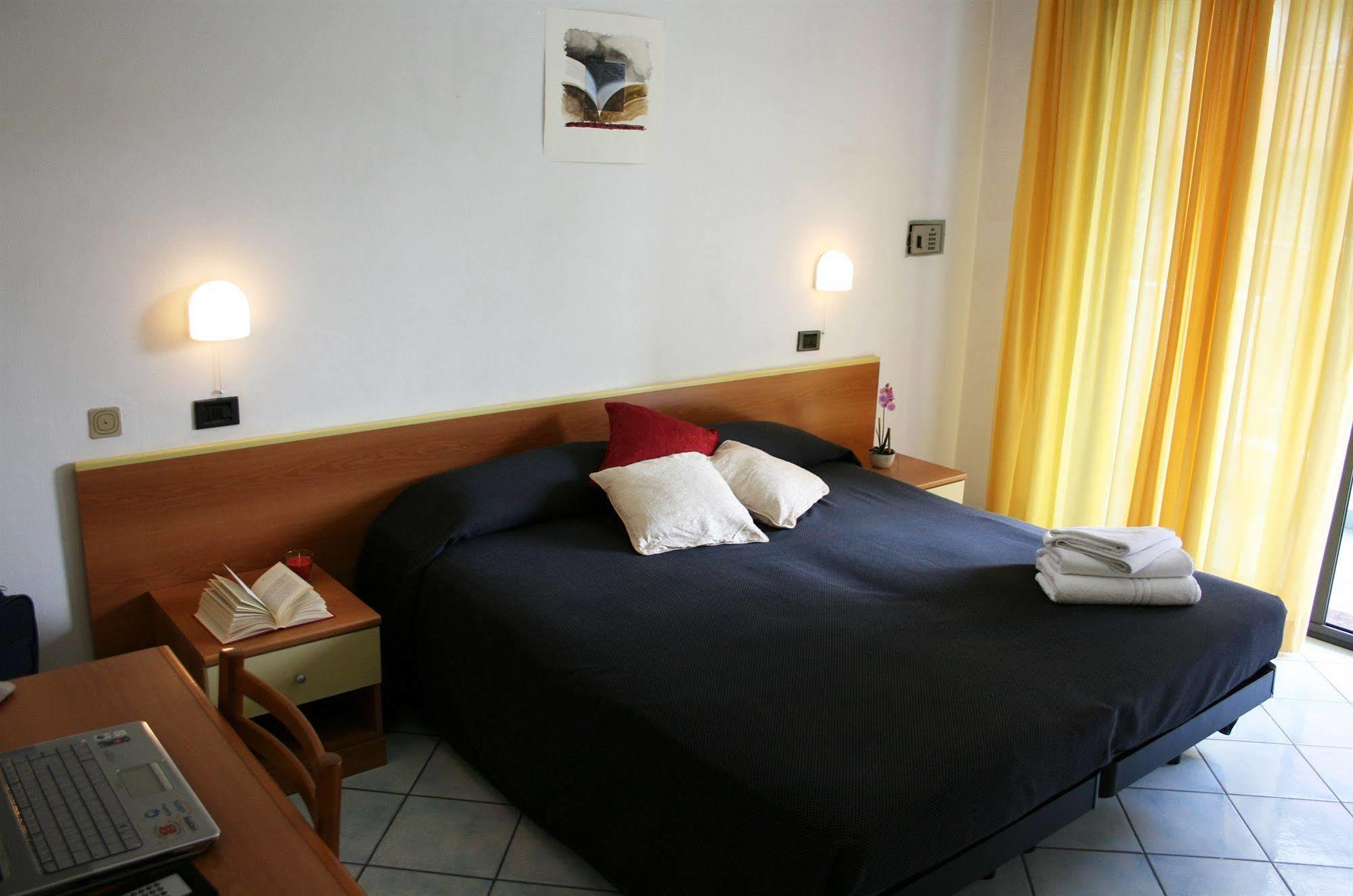 Residence Villa Dei Pini Rimini Eksteriør billede