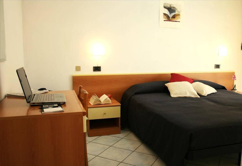 Residence Villa Dei Pini Rimini Eksteriør billede